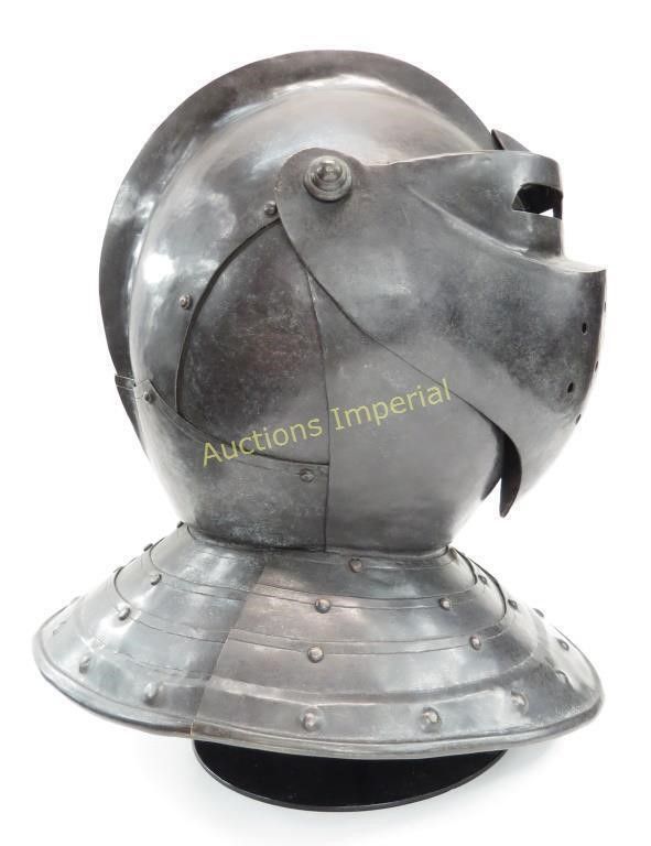 Lot 190: AN EDWARDIAN ERA CLOSE HELMET