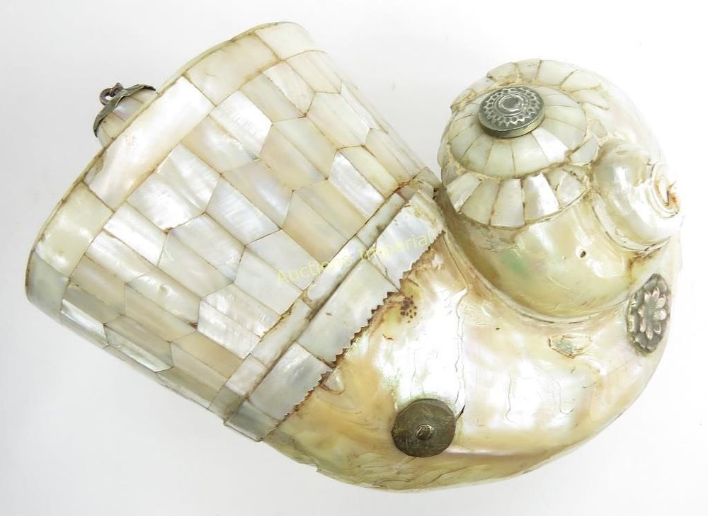 Lot 257: AN INDIAN BARUTDAN POWDERHORN