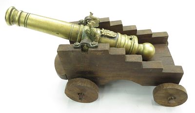 A BLACK POWDER NAVAL CANNON. The barrel of brass with well-detailed modeling and applied 