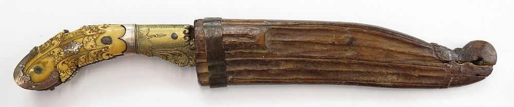Lot 154: A FINE SRI LANKA PIHA KAETTA KNIFE