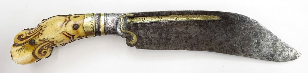 Lot 157: AN EARLY SRI LANKA PIHA KAETTA KNIFE