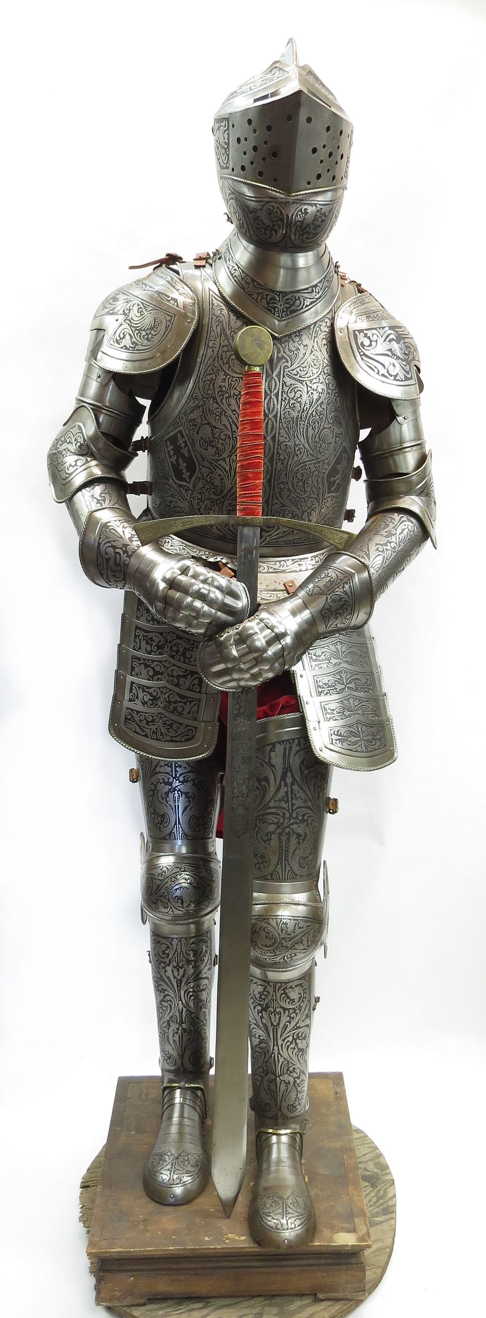 Lot 182: A FINE VINTAGE SUIT OF SPANISH ARMOR