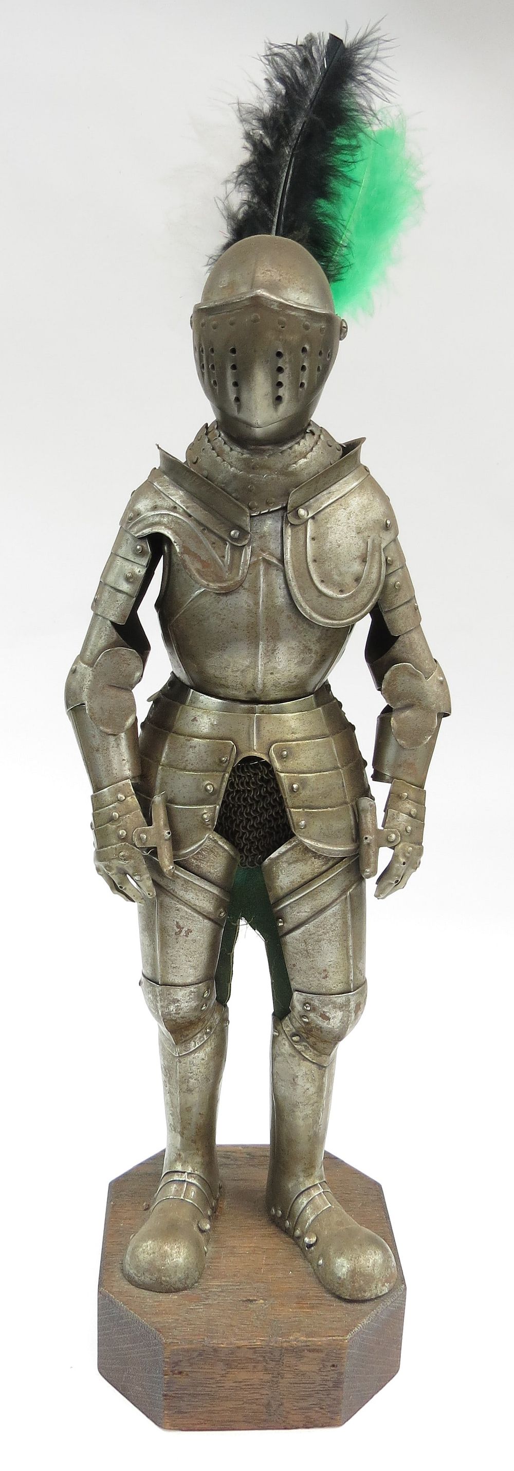 Lot 188: A VICTORIAN-ERA MINIATURE ARMOR