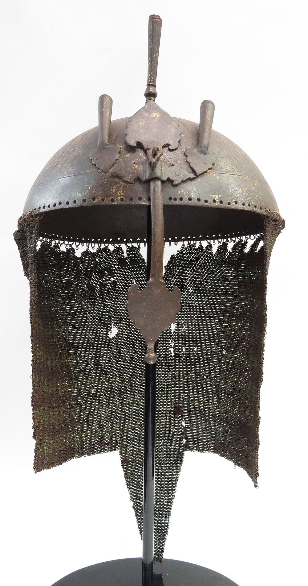 Lot 194: A RARE INDIAN TOP HELMET