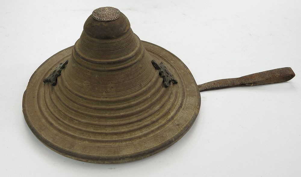 Lot 202: A RARE ARAB BUCKLER TERS SHIELD