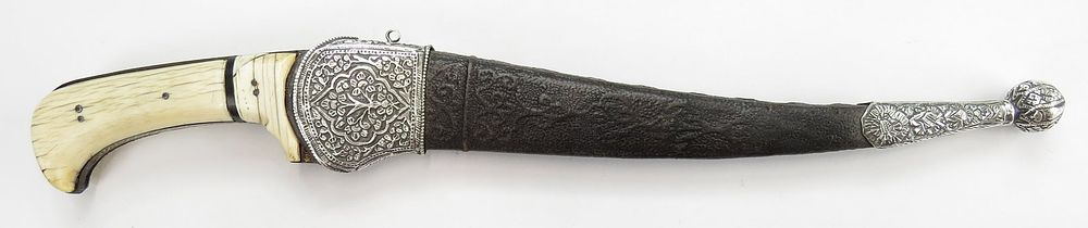 Lot 216: A FINE INDIAN PESH QABZ DAGGER