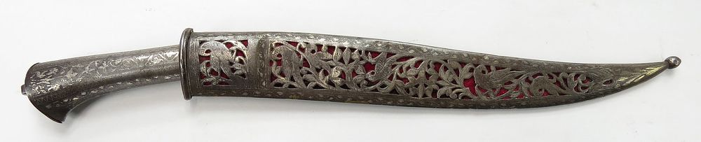 Lot 251: AN INDIAN KHANJAR DAGGER