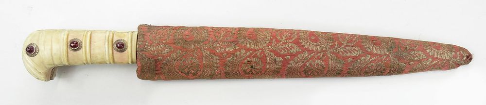 Lot 252: AN INDIAN KARD DAGGER
