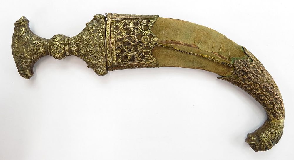 Lot 253: AN INDIAN KHANJAR DAGGER