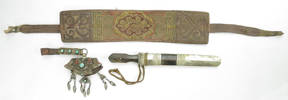 Lot 255: A RARE TIBETAN WARRIORS KIT