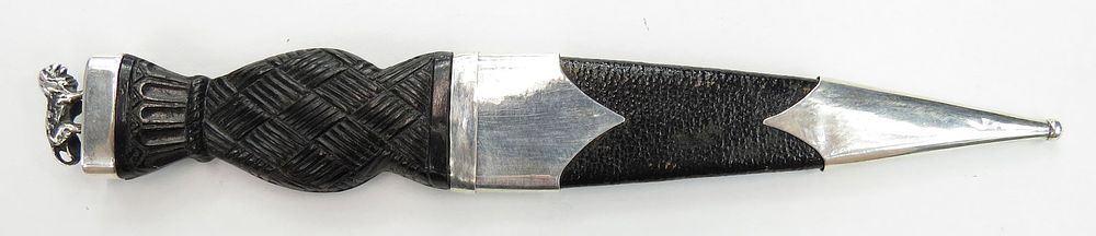 Lot 278: A SCOTTISH SKENE DHU DAGGER