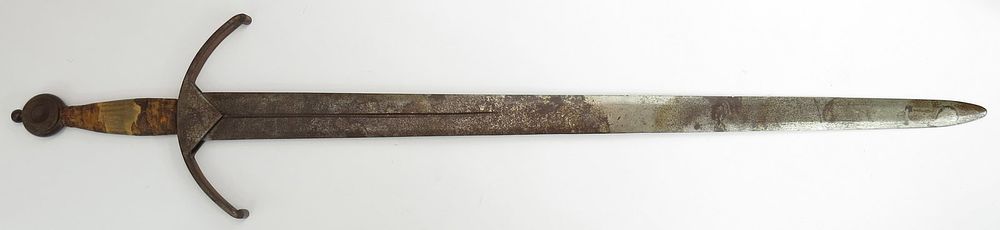 Lot 285: A VICTORIAN-ERA BROADSWORD