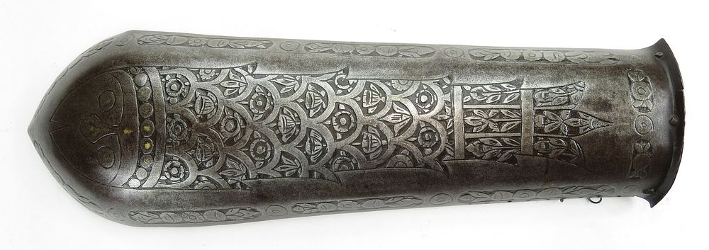 Lot 295: A PERSIAN BAZUBAND ARMOR ELEMENT