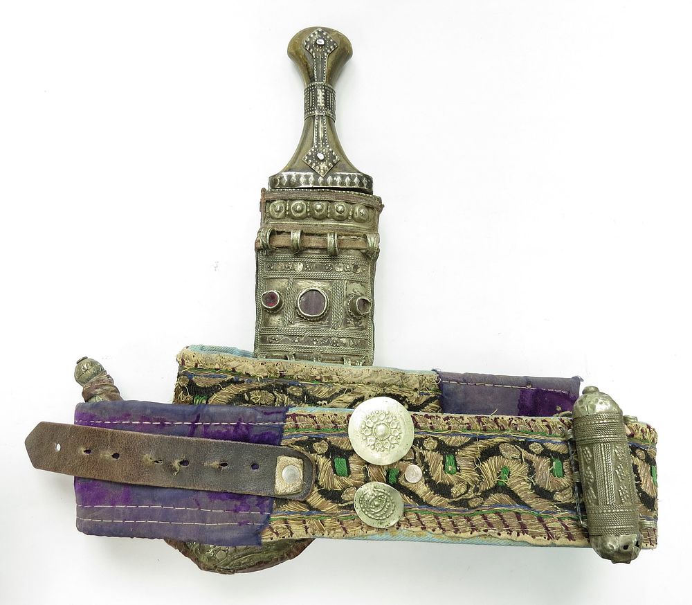 Lot 311: AN ARAB KHANJAR DAGGER