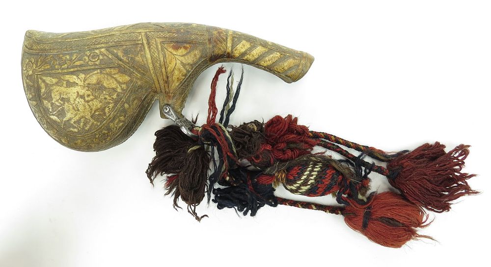Lot 319: A PERSIAN BARUTDAN POWDERHORN