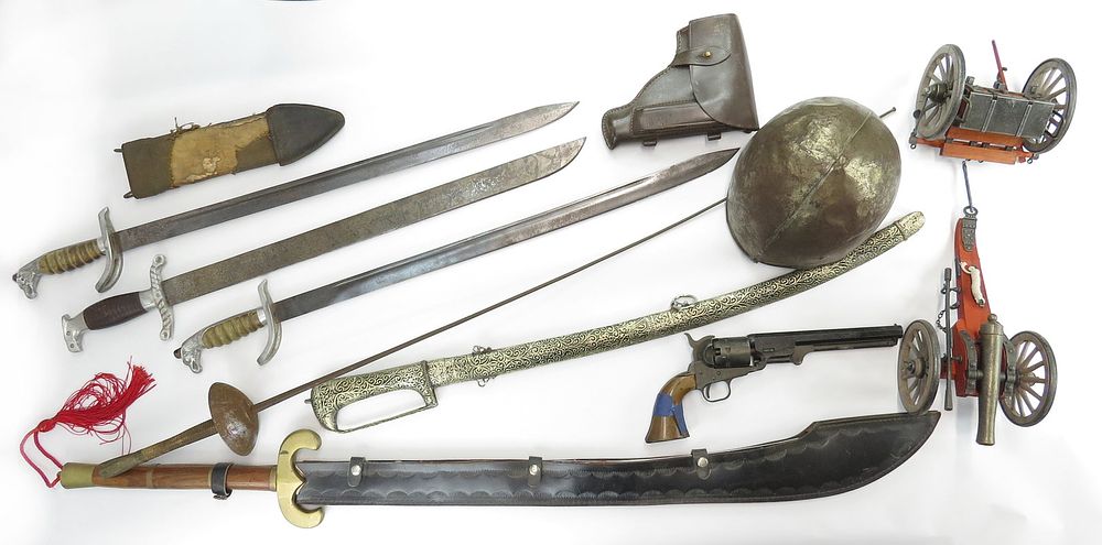 Lot 325: 11 ASSORTED ARMS AND ARMOR ITEMS