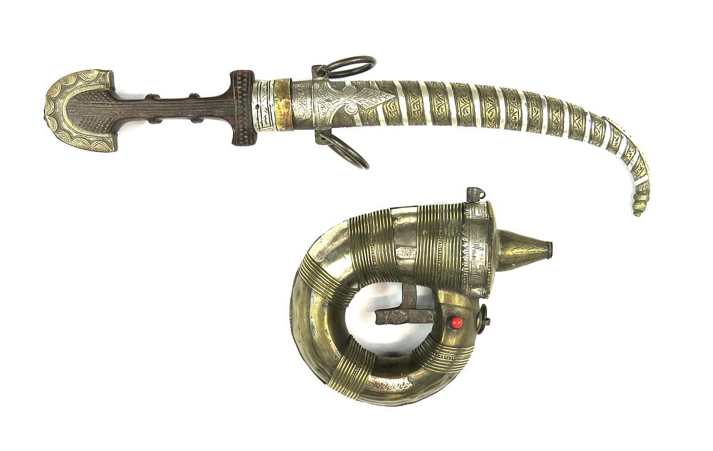 Lot 1: A MOROCCAN KUMYA DAGGER AND AN OMANI POWDERHORN