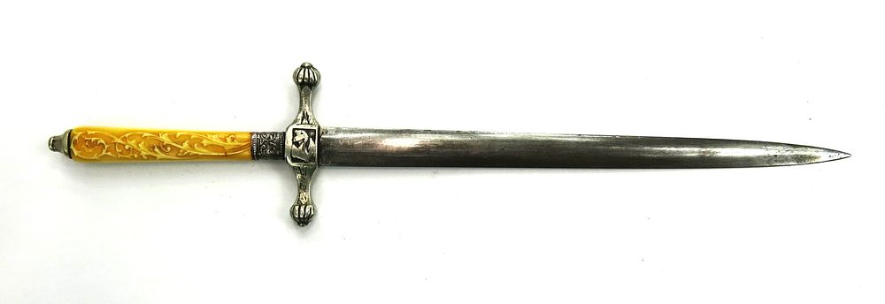 Lot 27: A CONTINENTAL DAGGER