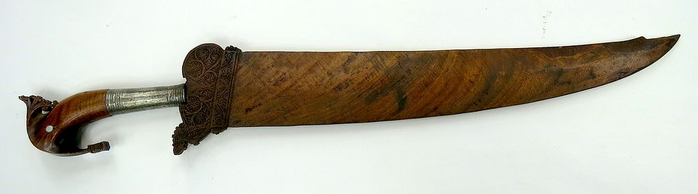 Lot 49: A MORO DATU BARONG SHORTSWORD