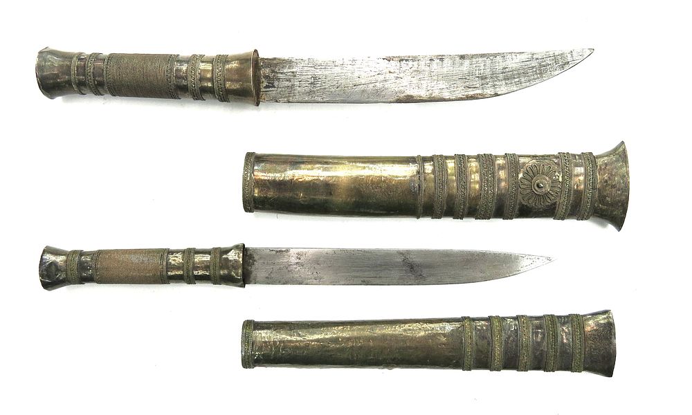 Lot 87: A PAIR OF BURMESE DHA DAGGERS