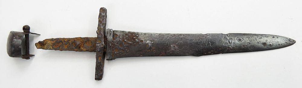 Lot 104: A RARE KHAZAR DAGGER