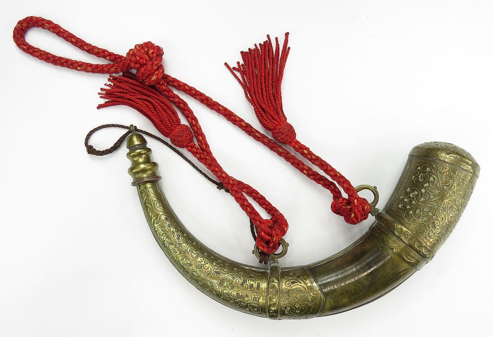 Lot 119: A MOROCCAN POWDERHORN