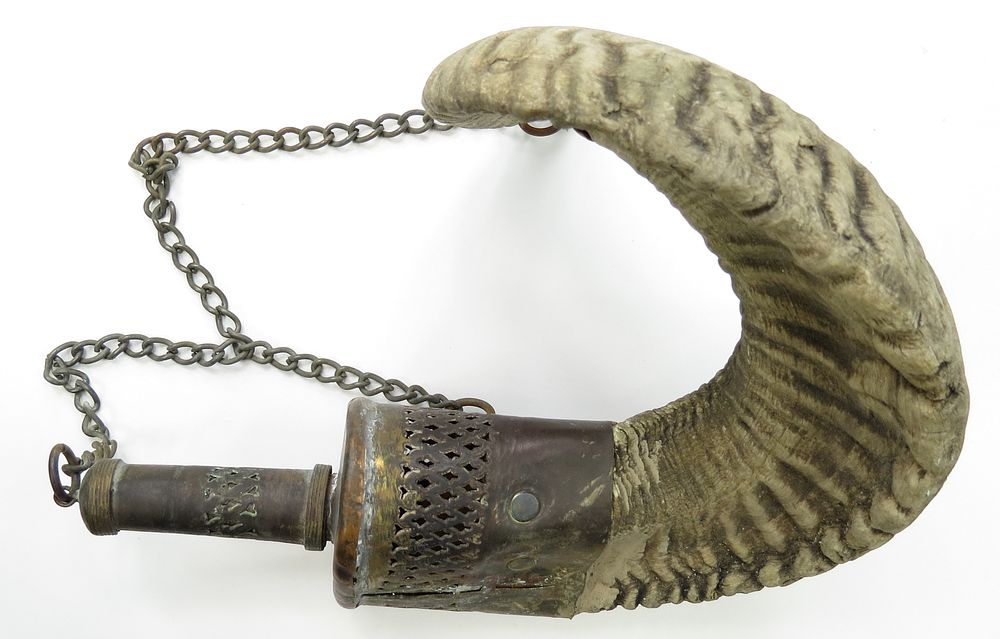Lot 123: AN AFGHAN POWDERHORN