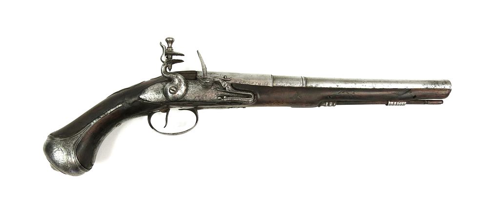 Lot 124: A GERMAN FLINTLOCK PISTOL WITH COAT OF ARMS