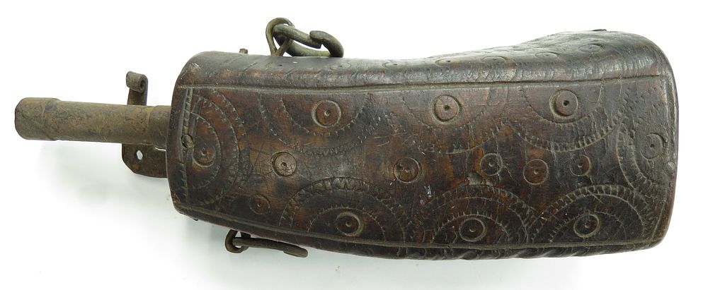 Lot 128: A RARE MOROCCAN POWDERHORN