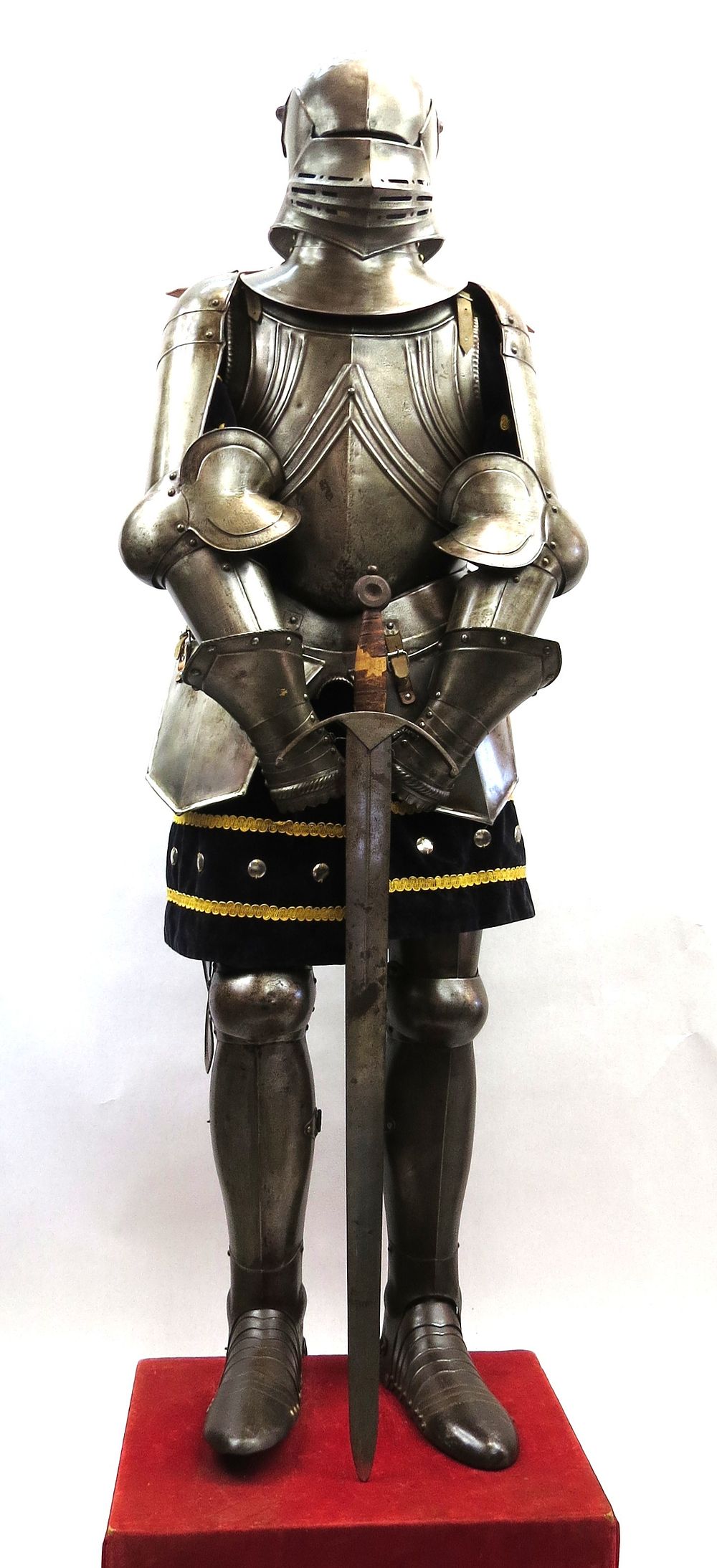 Lot 172: A FINE VICTORIAN-ERA GOTHIC SUIT OF ARMOR