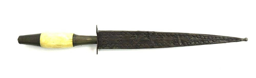 Lot 252: A SPANISH PLUG BAYONET DAGGER