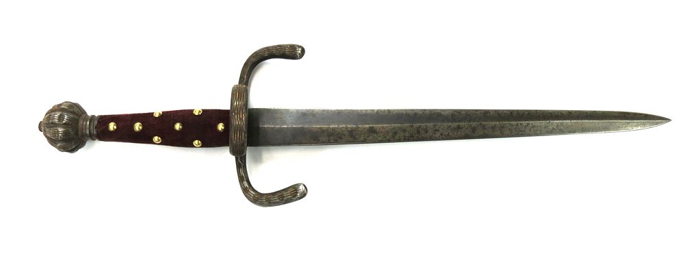 Lot 268: A VICTORIAN-ERA MAIN GAUCHE DAGGER