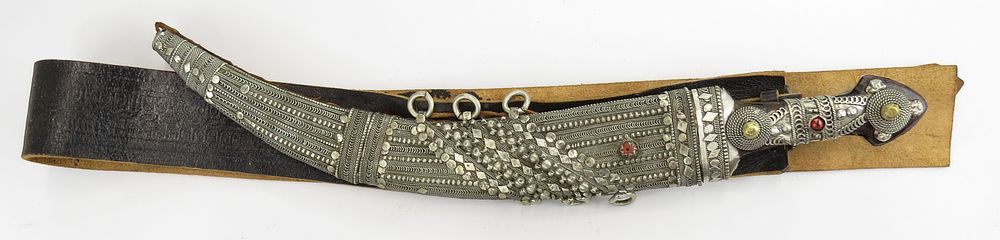 Lot 269: AN ARAB KHANJAR DAGGER