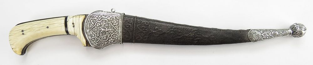 Lot 271: A FINE INDIAN PESH QABZ DAGGER