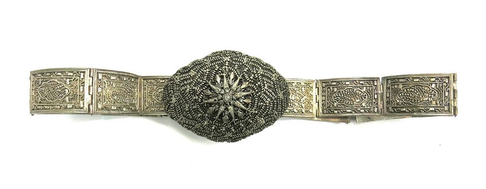 Lot 299: A RARE DAYAK PERANAKAN BELT