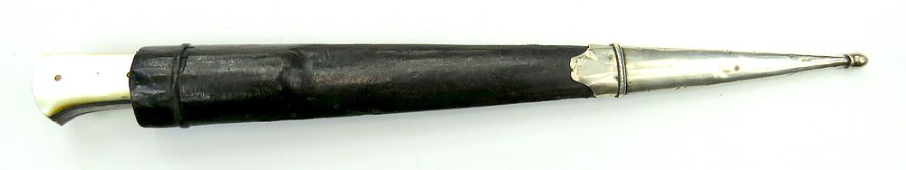 Lot 322: A FINE INDIAN KARD DAGGER