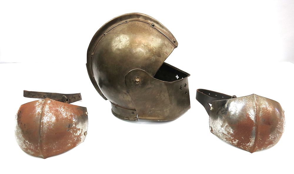 Lot 326: A VICTORIAN HELMET AND A PAIR OF KNEE COPS
