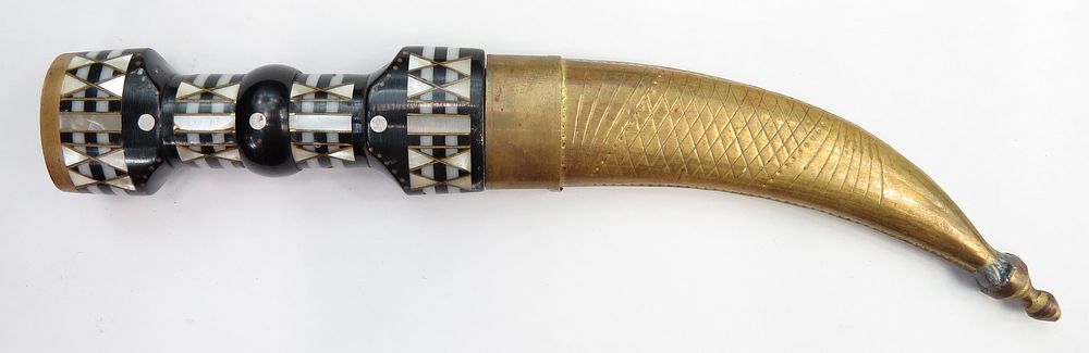 Lot 332: A SYRIAN MAGDALI DAGGER