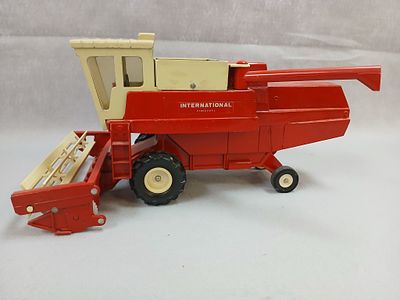 International Hydrostatic Die Cast Toy Combine. 1/16th scale
