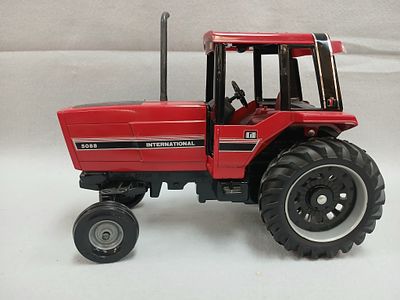 International 5088 Die Cast Toy Tractor. 1/16th Scale