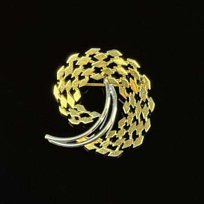 Modern brooch, 333/8k white and yellow gold (hallmarked), total weight 3.85g, diameter approx. 3.2cm