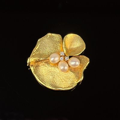 Pearl diamond brooch, 585/14k yellow gold (hallmarked), total weight 16g, set with three small 