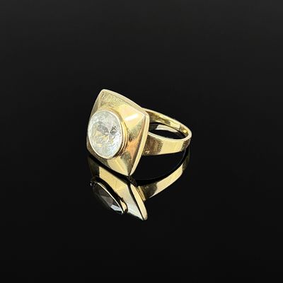 Modern ring, 585/14k yellow gold (hallmarked), total weight 7g, light blue round faceted stone 