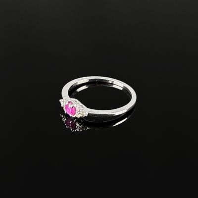 Fine ruby diamond ring, 585/14k white gold (hallmarked), total weight 1.39g, set with an oval 