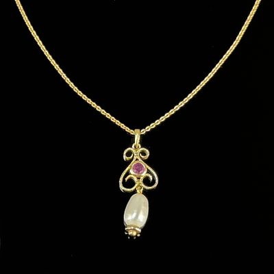 Pendant on chain, 585/14k yellow gold (each hallmarked), total weight 3.48g, pendant with ruby 