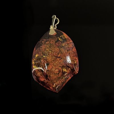 Amber pendant, suspension 585/14k yellow gold (hallmarked), total weight 18g, length approx. 
