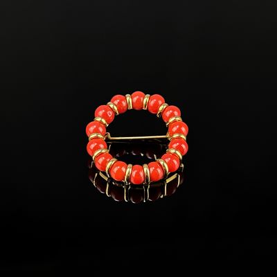 Coral brooch, 750/18k yellow gold (hallmarked), total weight 8.78g, set with a total of spheres 