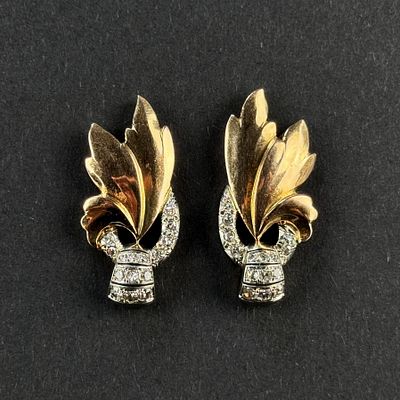 Pair of unusual stud earrings, 750/18k white and yellow gold (ear nuts hallmarked and earrings 