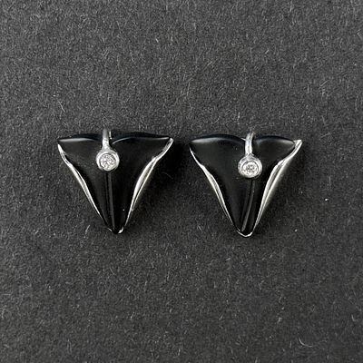 Design stud earrings, 585/14k white gold (hallmarked), total weight 3.83g, each with a small 