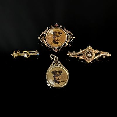 Antique jewellery, 4 pieces, consisting of: two bar brooches, a brooch with photo and two small 
